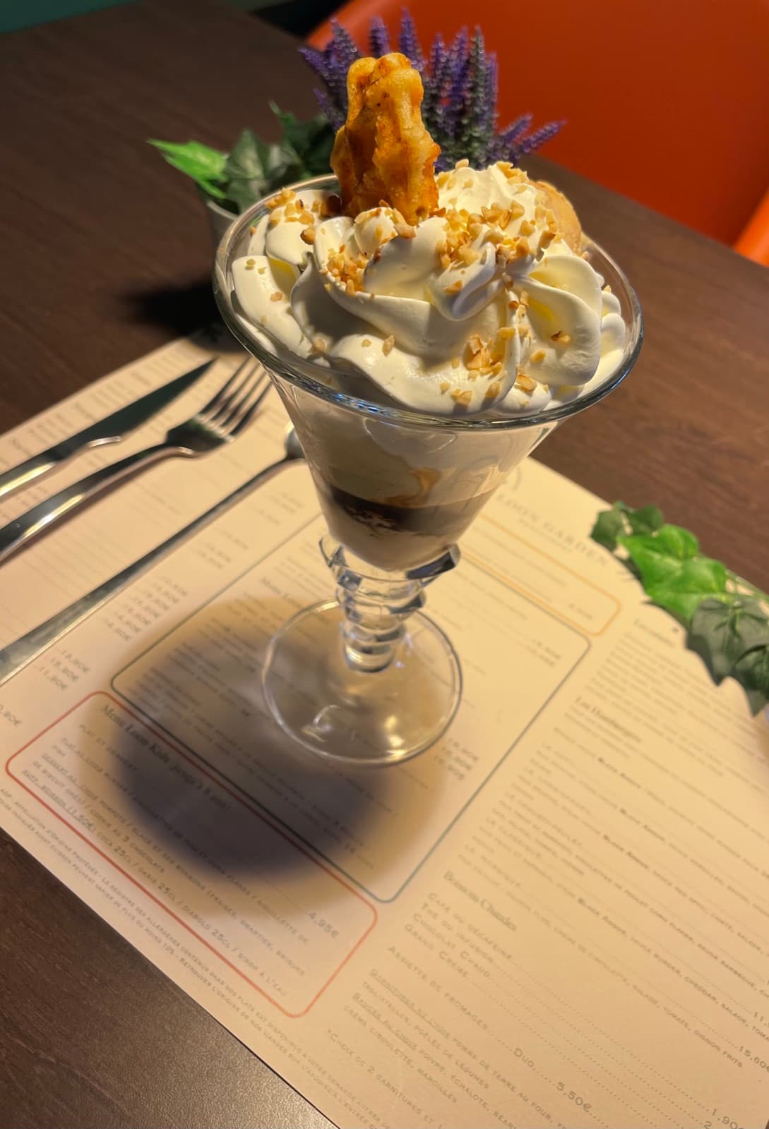 Coupe glacée à la chantilly, éclats de noisettes et gaufre