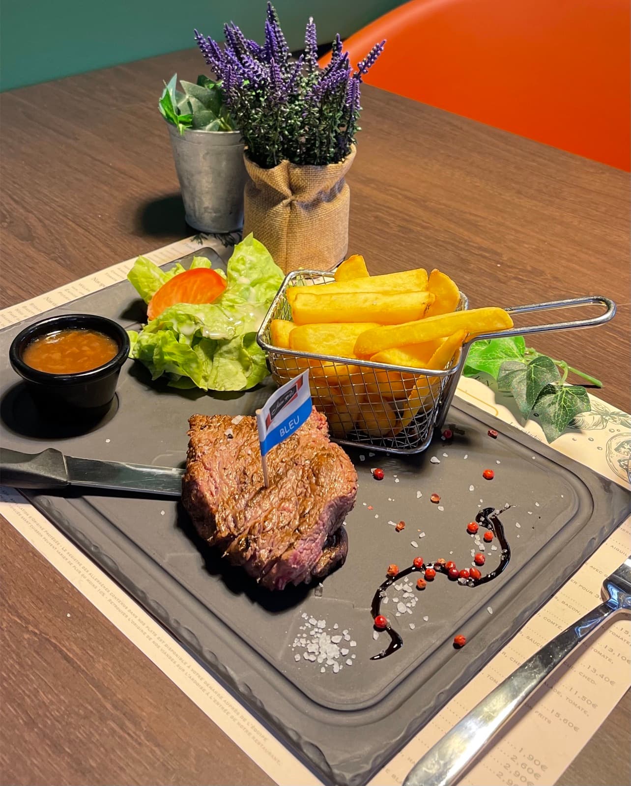 Pièce du boucher saignante sur ardoise, frites et salade