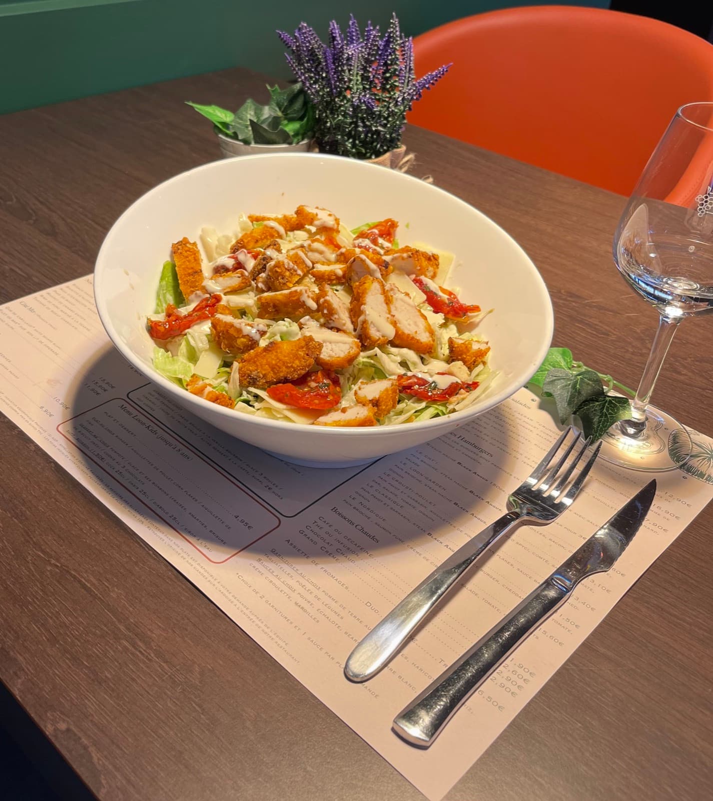 Grande salade au poulet croustillant et tomates confites
